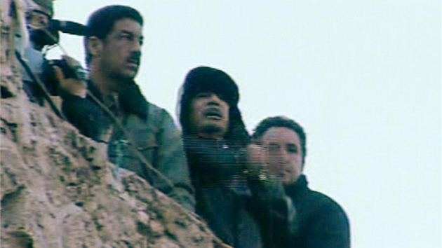 Libyjský vdce Muammar Kaddáfí pi projevu v centru Tripolisu (25. února 2011)