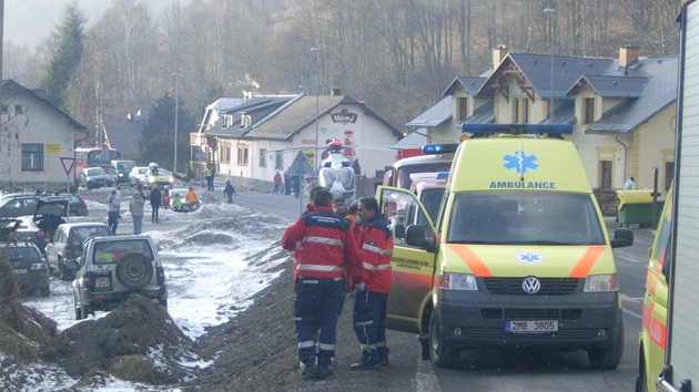 Nehoda v Koutech nad Desnou, pi které auto sjelo z mostu do eky a pevrátilo se.