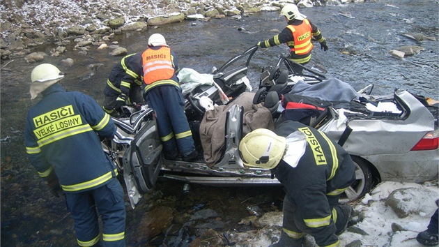 Nehoda v Koutech nad Desnou, pi které auto sjelo z mostu do eky a pevrátilo se.