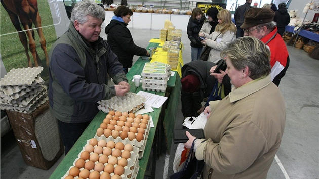 Jana a Stanislav Vojtkovi z Troubek prodávají na Hanáckých farmáských trzích v Perov vajíka, vajené tstoviny a krmení pro zvíata.