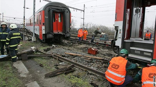 Dnes krátce po sedmé hodin ráno vykolejily ti elezniní vagóny mezi brnnským hlavním nádraím a nádraím v Horních Herpicích.