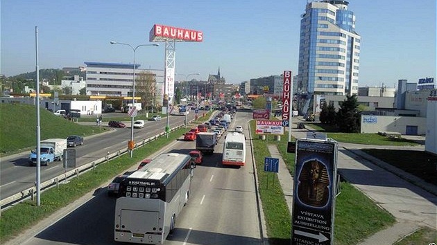 Dopravní zácpa na Herpické ulici.