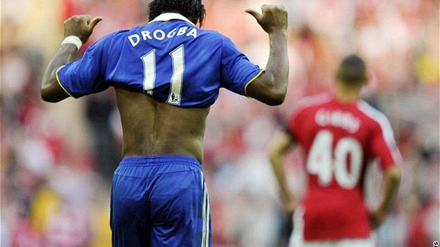 Arsenal - Chelsea: útoník Chelsea Didier Drogba (vlevo) e raduje z vítzného gólu