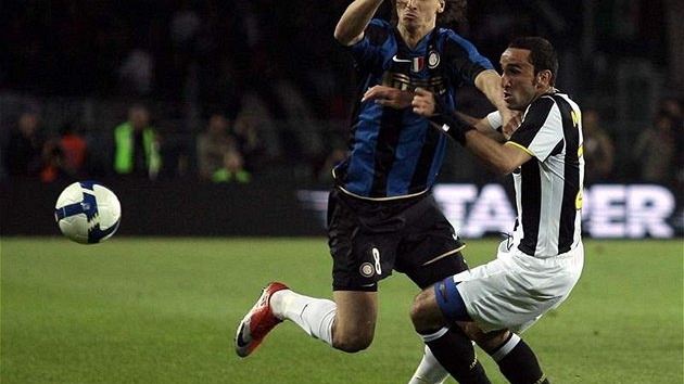 Juventus - Inter Milán: hostující Zlatan Ibrahimovic (vlevo) uniká domácímu obránci Christianu Molinarimu