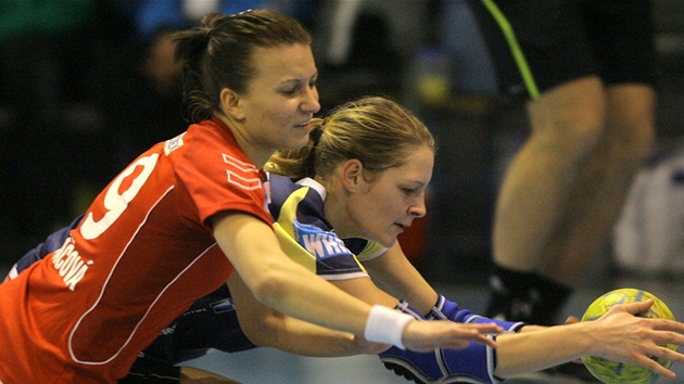 Kateina Vrabcová (vpravo) z Písku bojuje o mí s bratislavskou Michaelou Kováovou. 