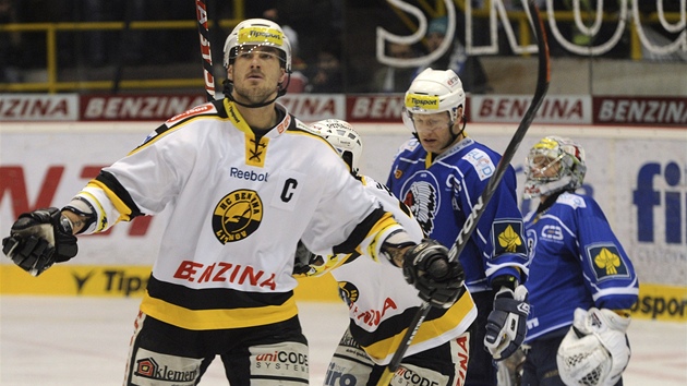 Litvínovský kapitán Roman Vopat (vlevo) tsn po vstelení úvodní branky do sít Plzn.