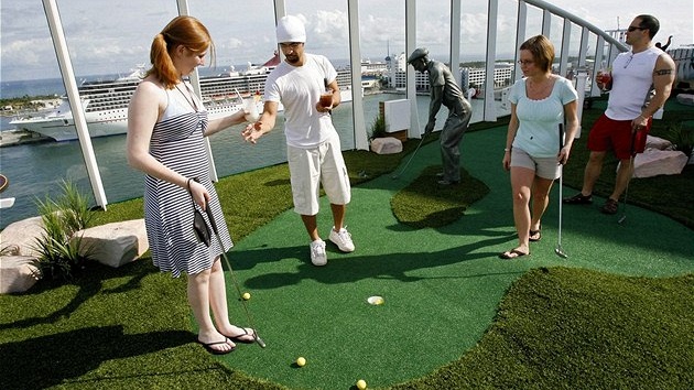 Oasis of the Seas. Minigolf
