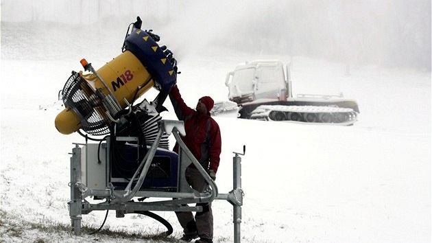 Do výroby umělého sněhu investují provozovatelé lyžařských areálů miliony. Díky tomu jim sníh na sjezdovkách vydržel až do jara. Na snímku zasněžování na Stupavě na Uherskohradišťsku.