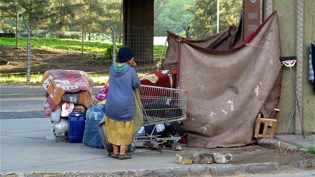 Buenos Aires, bezdomovkyn� pod mostem kousek od luxusního centra