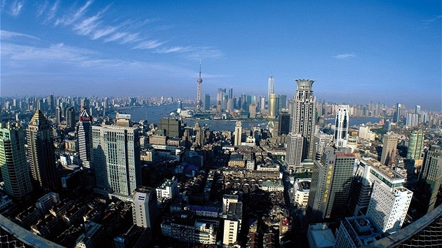 Pohled z "původní" šanghajské čtvrti Pchu-si, za řekou je "nová" Šanghaj jménem Pchu-tung.