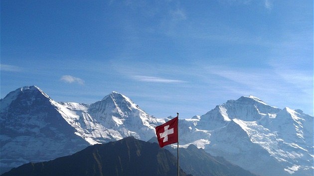 �výcarsko. Pohled na trio Eiger, Monch, Jungfrau ze Schynigge Platte (za vlajkou observato� Sphinx)