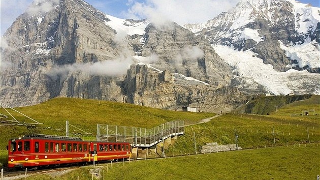 Jungfraubahn, na obzoru Eiger a Munch