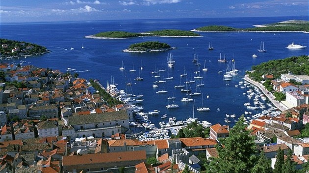 Chorvatsko, letecký pohled na Hvar, v dálce Pakleni