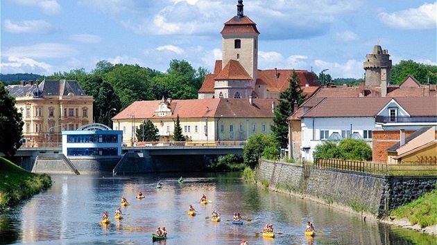 Vodáci ve Strakonicích, soutok Otavy s Voly�kou