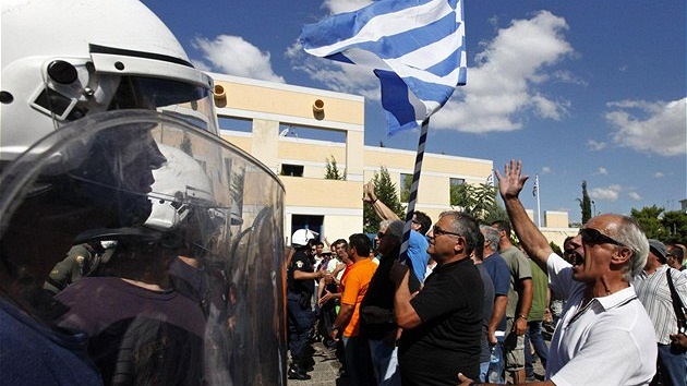 idii protestují ped Ministerstvem dopravy v Aténách