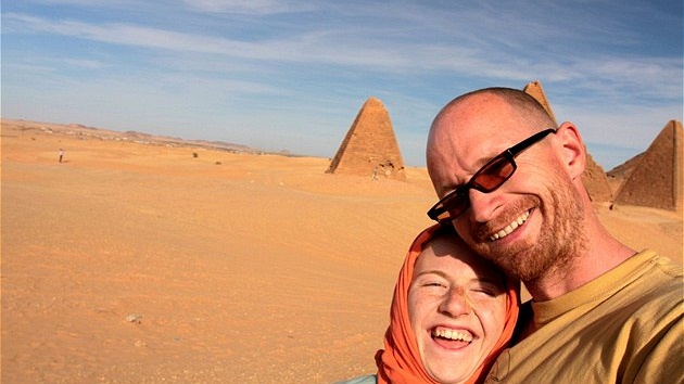 Kdy se zrovna nevyhrabávali z písku nebo bahna, Marek Havlíek a Tereza Tschöplová se obas i fotili, v tomto pípad v Súdánu