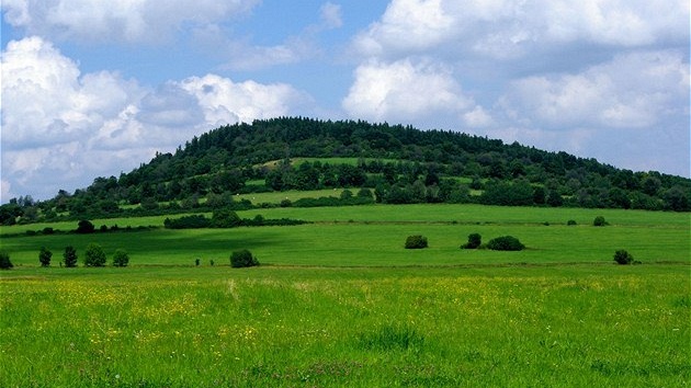 Vyhaslá sopka Velký Roudný vystupuje nad plochou krajinu Nízkého Jeseníku