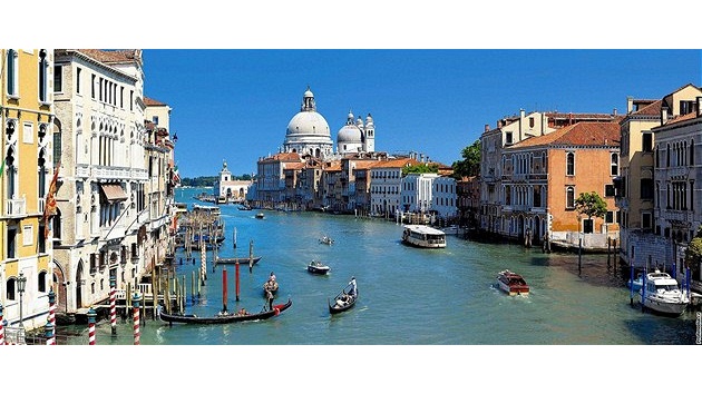 Itálie, Benátky. Po prohlídce msta vymte gondolu za motorovou lo a nechte se zavézt na okraj laguny - na 12 kilometr pláí podélného ostrova Lido di Venezia.