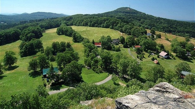 Luické hory. Rozhled z Toltejna smrem k západu. V pozadí vpravo hora Jedlová