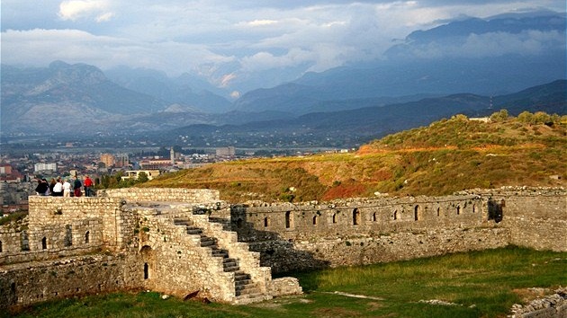 Pohled z pevnosti Rozafa na msto Shkodër a zachmuené pedhí "albánských Alp"