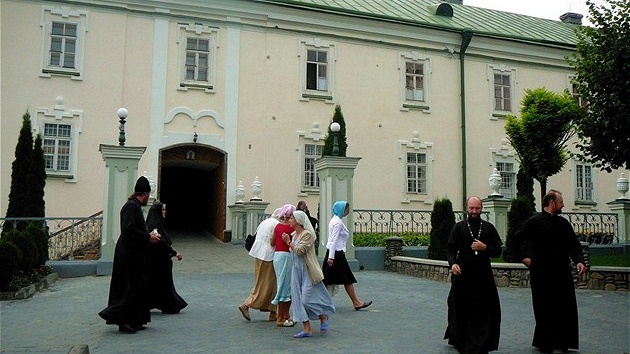 Pravoslavní mni�i a poutnice v klá�te�e Po�ajiv