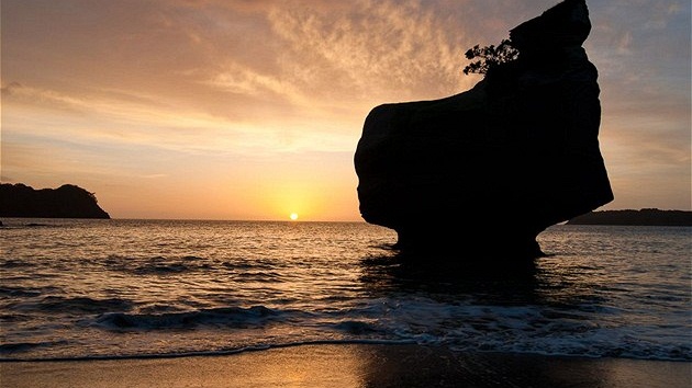 Nový Zéland, Coromandel. Východ slunce na Cathedral Cove