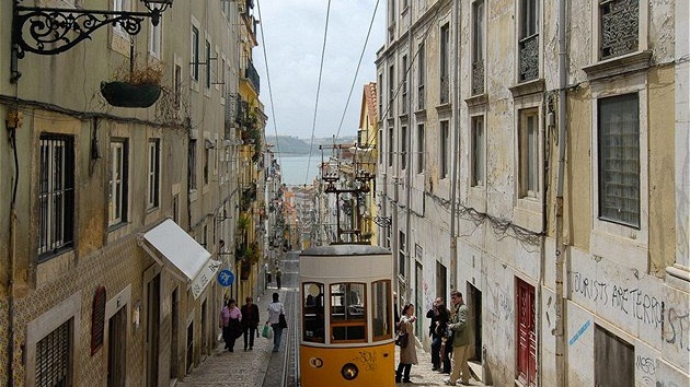 Lisabon. Tramvaje jsou v Lisabonu zajímavou turistickou atrakcí i bným dopravním prostedkem