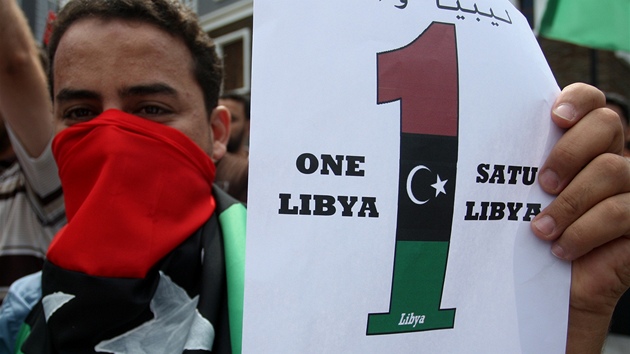 Libyjský mladík vyjaduje podporu své zemi v Malajsii.