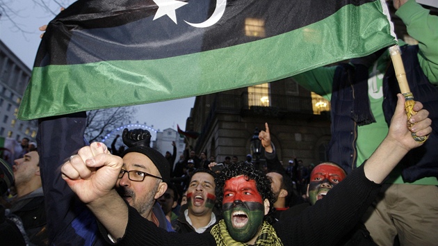 Arabové v Londýn podporují libyjské demonstrace proti Kaddáfímu