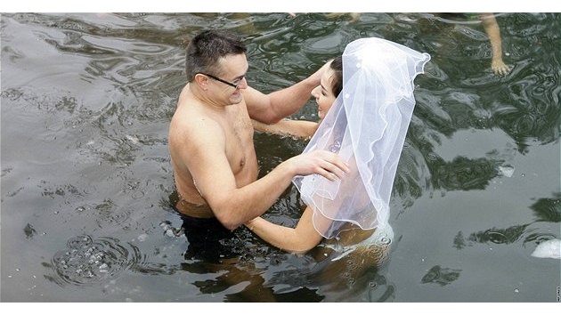 Novoman�elé Prokopovi si �ekli své ano v ledové Metuji 