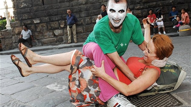 Simona Sta�ová si na florentském nám�stí vyst�ihla etudu s pouli�ním klaunem za aplausu davu turist� 