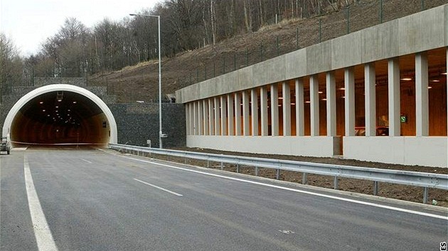 Tunel na dálnici D8 ped dokonením v roce 2006
