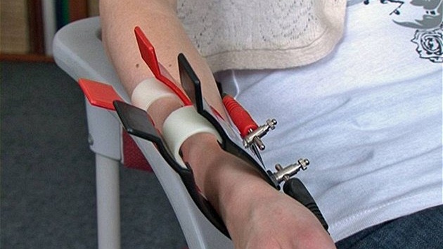 Testovaná osoba má na rukou pipevnné speciální klapky, podobné tm pi mení EKG