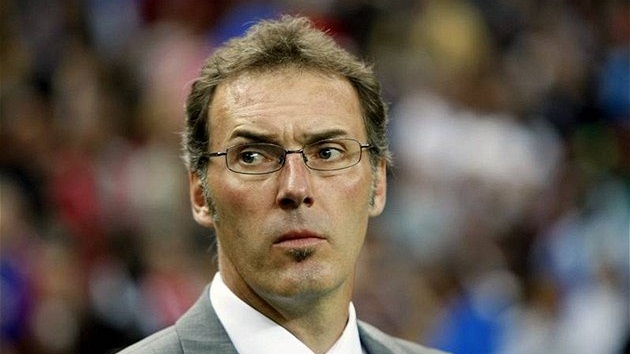 Zklamaný trenér Laurent Blanc b�hem nepovedeného utkání Francie s B�lorusy.