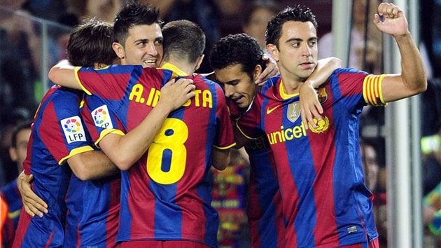 Fotbalisté Barcelony se radují z jediného gólu do sít Gijónu.