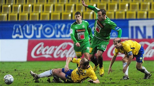 Jablonecký hrdina Kovaík (vlevo nahoe) v utkání s Teplicemi.