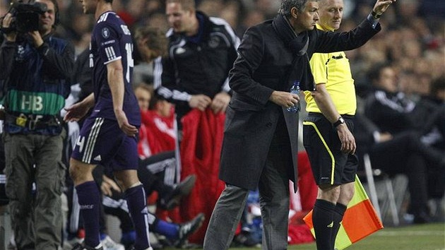 ZBYTENÉ. Trenér José Mourinho (vpravo) peskupuje ady Realu Madrid poté, co se nechal zbyten vylouit Xavi Alonso (vlevo).
