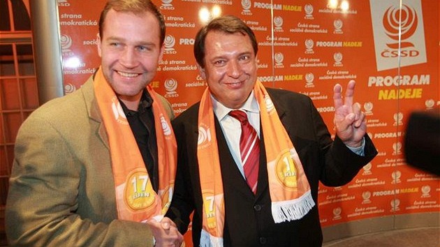 Jiří Paroubek ukazuje vítězství spolu s Jiřím Šlégrem. (18. října 2008)