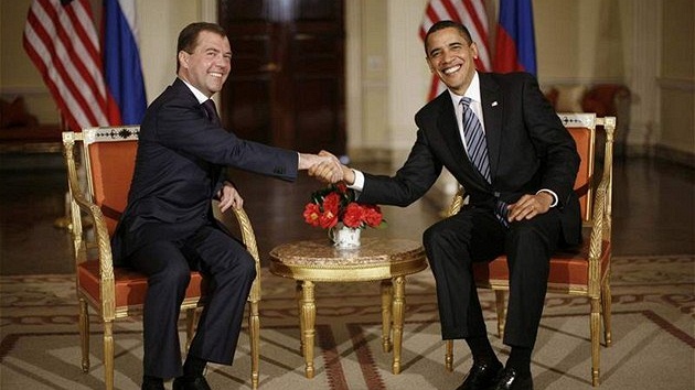Dmitrij Medvedv a Barack Obama pi první osobní schzce (1. dubna 2009)