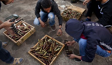 Libyjci se pipravuj na tok Kaddfho jednotek, samozsob se v kasrnech (1. bezna 2011)