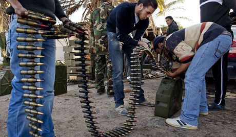 Libyjci se pipravuj na tok Kaddfho jednotek, samozsob se v kasrnech (1. bezna 2011)