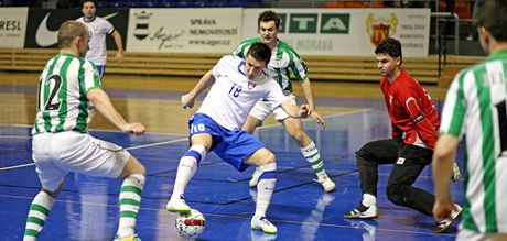 Futsalista brnnského Tanga Michal Belej (v bílém) klikuje mezi hrái Bohemians.