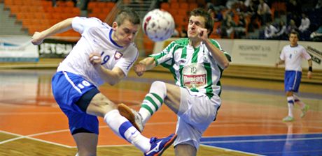 Solidní lapák inkasuje Pavel Outrata (vlevo) z brnnského Tanga od jednoho z hrá Bohemians.