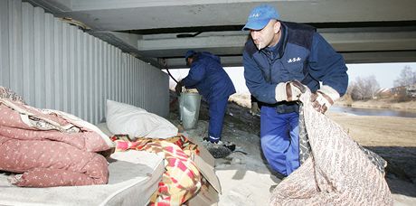 Pracovníci spolenosti A.S.A. likvidovali za asistence stráník mstské policie pelechy bezdomovc pod nkterými eskobudjovickými mosty.