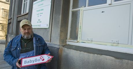 Propagátor babybox Ludvík Hess u schránky, která je na budov polikliniky na Denisov nábeí v Plzni.