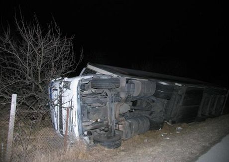 Na vjezdu do Znojma havaroval v pondlí nad ránem polský kamion, idi zejm usnul za volantem.