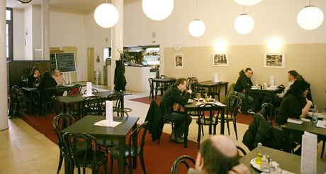 Jan Víek v Husov sboru v Brn postavil víceúelový spoleenský sál, kde dnes sídlí restaurace Avia. 