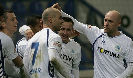 Liberetí fotbalisté se radují z gólu, který vstelil Michal Breznaník