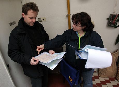 Sítací komisaka Iva Lorencová roznáí formuláe v jihlavské Beneov ulici (7. bezna 2011)