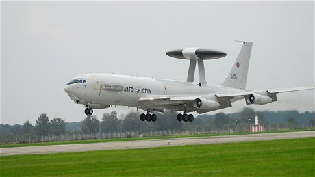 Situaci v Libyi nepetrit sledují letouny AWACS.